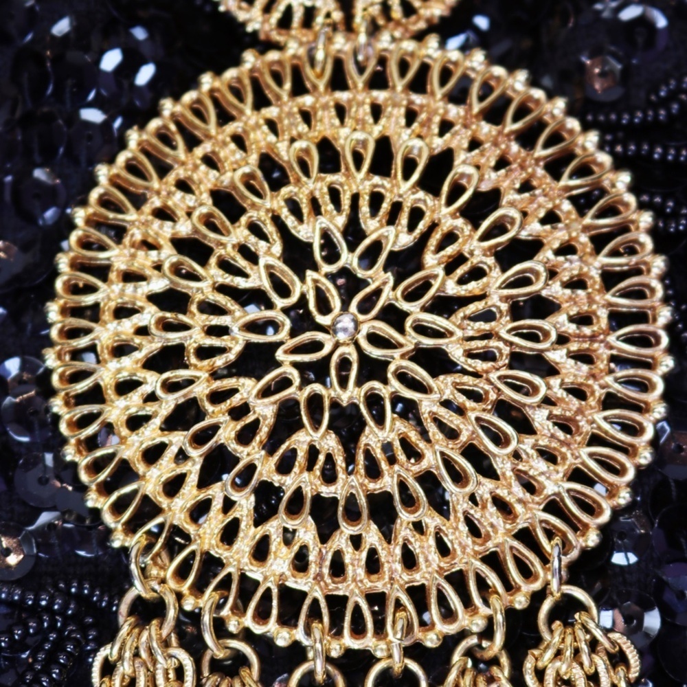 🔱 Gorgeous Vintage 1970s Gold Plated Tassel Chain Round Medallion Necklace 🔱 - Picture 5 of 16
